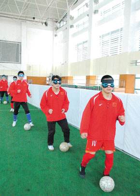盲人足球 - 先看盲人足球是怎么踢的